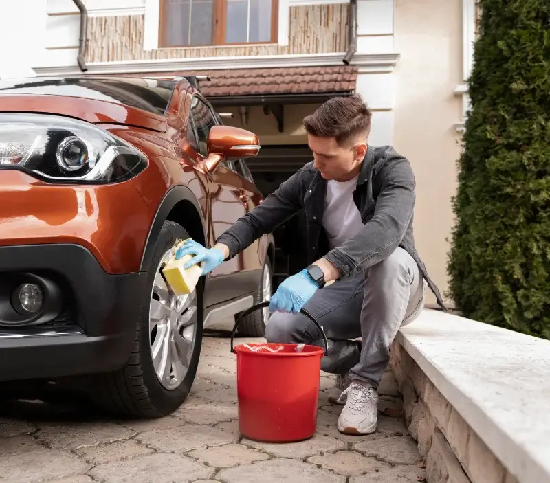 Lavage auto à domicile Saint-André-Goule-d'Oie : professionnel intervenant sur un véhicule